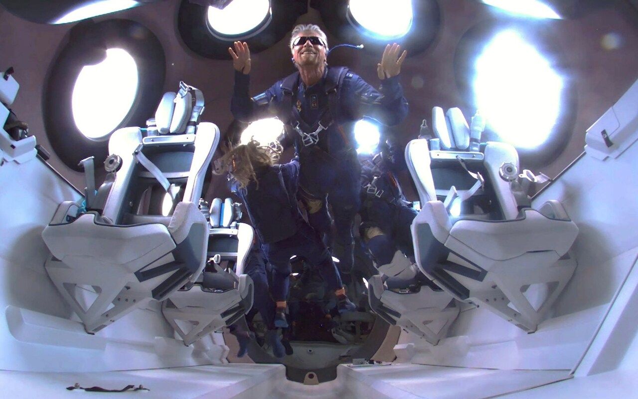 Richard Brandson en Virgin Galactic en el espacio